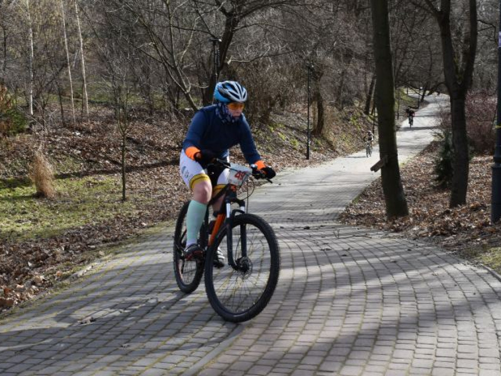 Silny wiatr był im niestraszny. W Sandomierzu odbył się zimowy triathlon [zdjęcia]