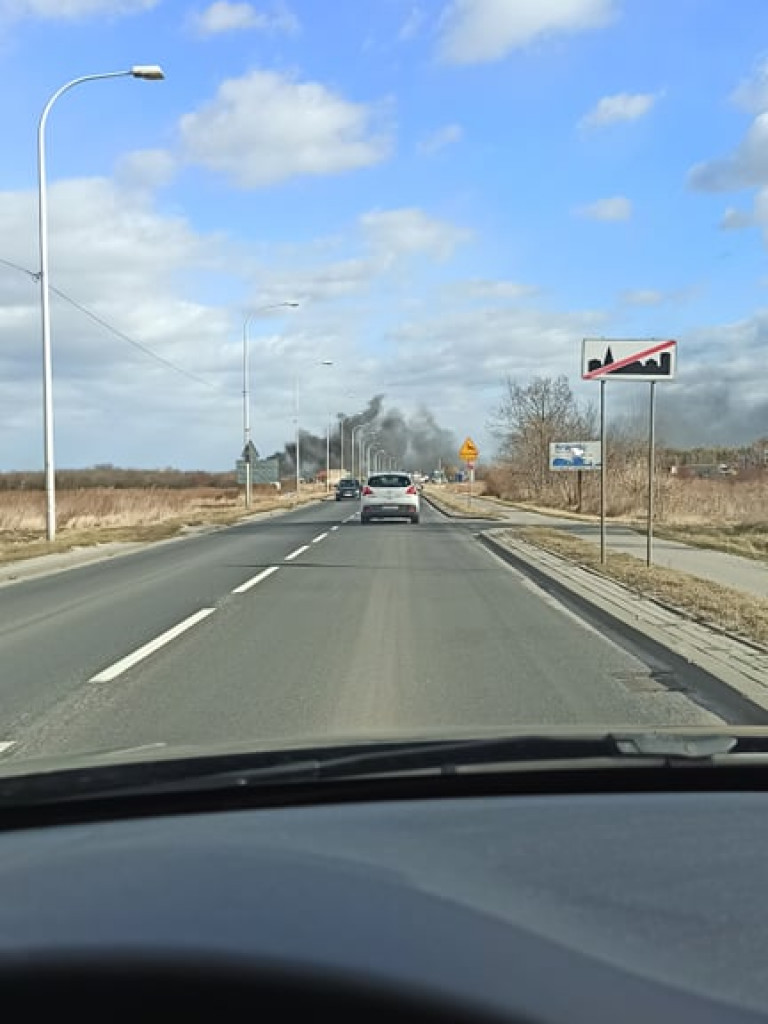 Poważny pożar w Tarnobrzegu-Wielowsi. Spłonęły bus i opony [zdjęcia]