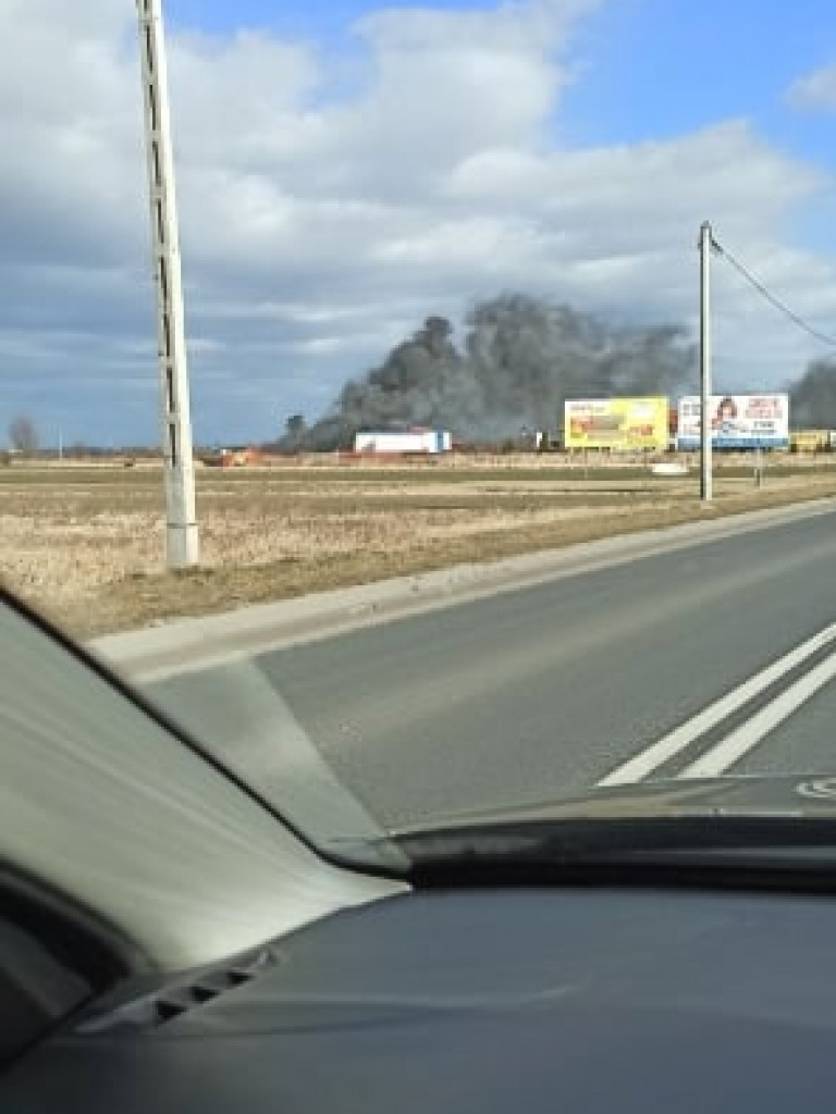 Poważny pożar w Tarnobrzegu-Wielowsi. Spłonęły bus i opony [zdjęcia]
