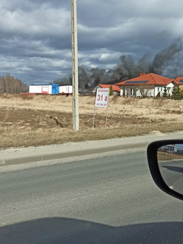Poważny pożar w Tarnobrzegu-Wielowsi. Spłonęły bus i opony [zdjęcia]