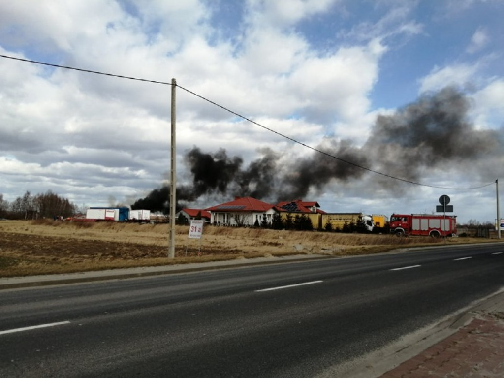 Poważny pożar w Tarnobrzegu-Wielowsi. Spłonęły bus i opony [zdjęcia]