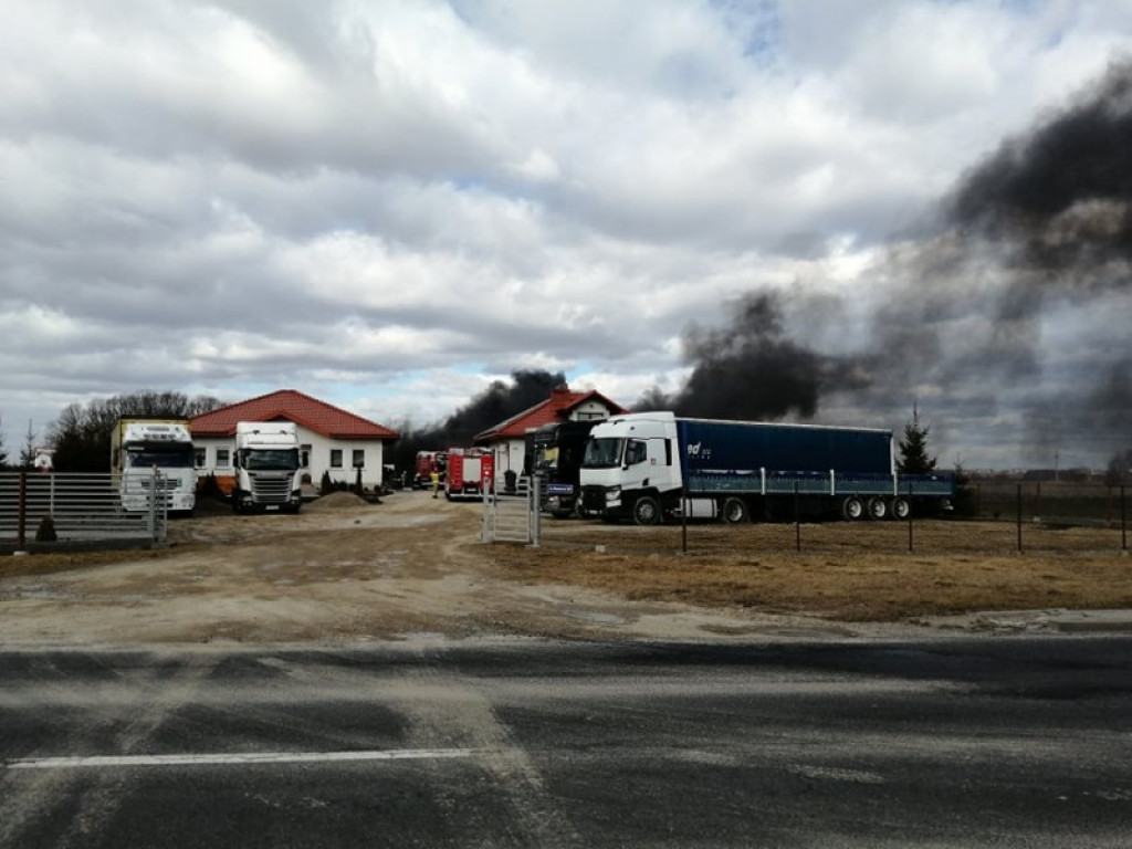 Poważny pożar w Tarnobrzegu-Wielowsi. Spłonęły bus i opony [zdjęcia]