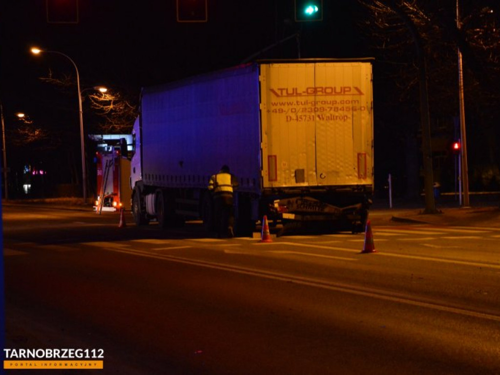 Zderzenie dwóch ciężarówek w Tarnobrzegu [zdjęcia]