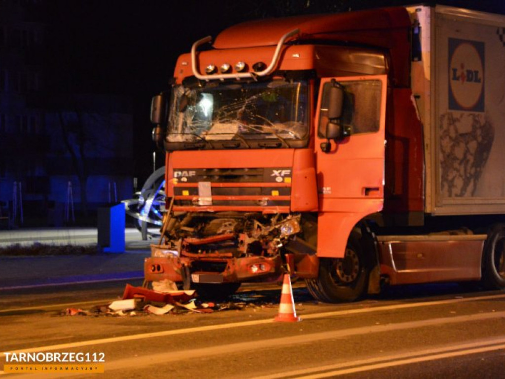 Zderzenie dwóch ciężarówek w Tarnobrzegu [zdjęcia]