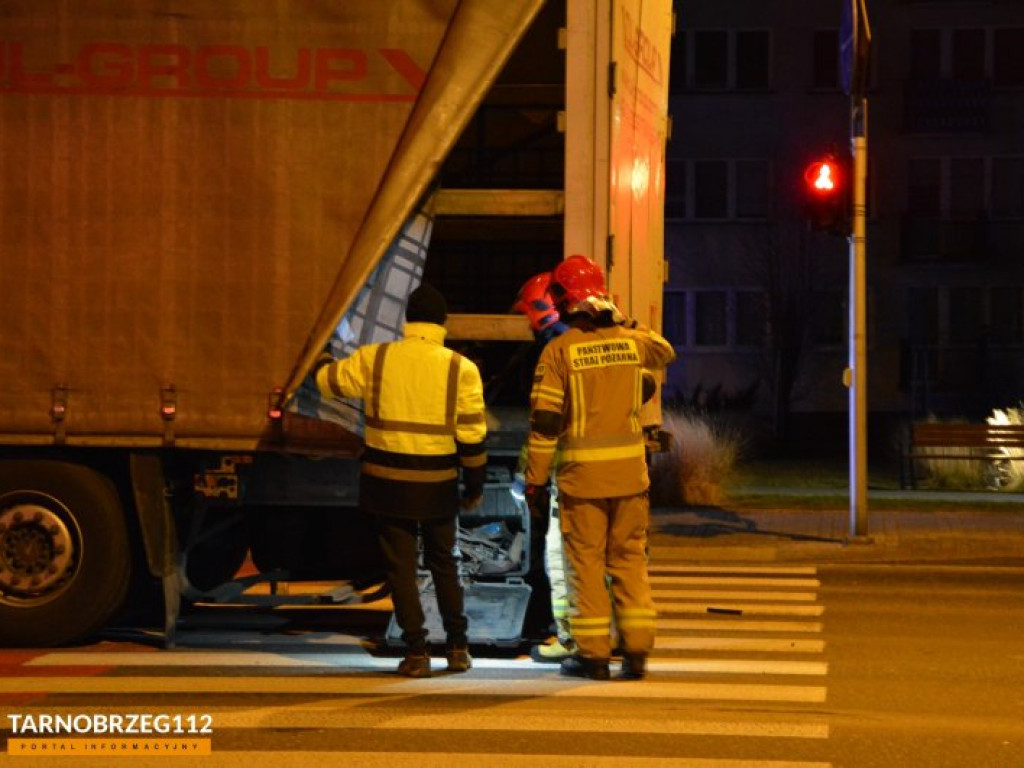 Zderzenie dwóch ciężarówek w Tarnobrzegu [zdjęcia]