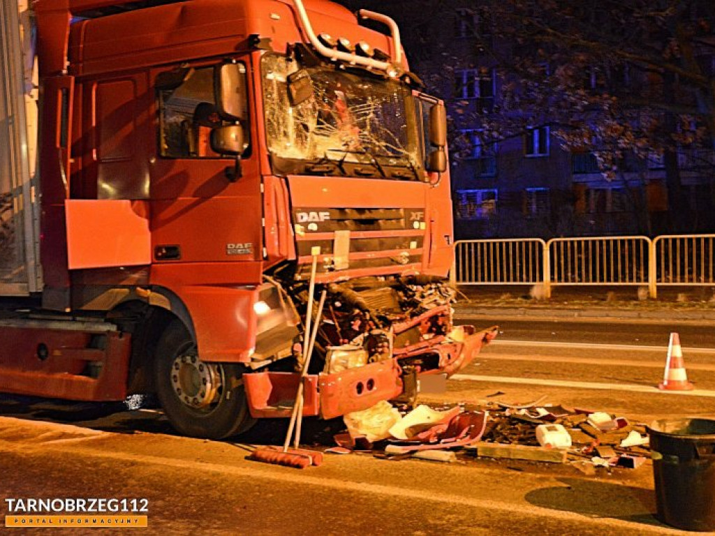 Zderzenie dwóch ciężarówek w Tarnobrzegu [zdjęcia]