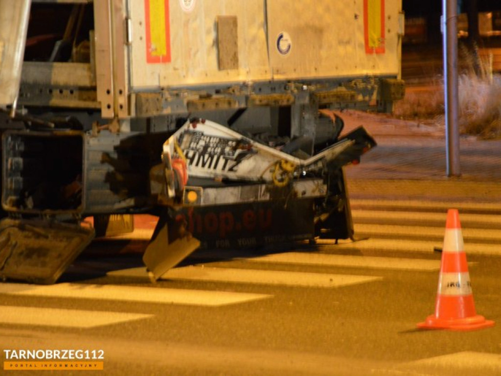 Zderzenie dwóch ciężarówek w Tarnobrzegu [zdjęcia]