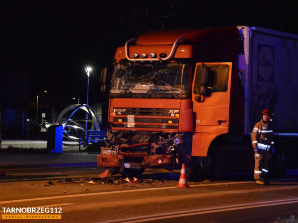 Zderzenie dwóch ciężarówek w Tarnobrzegu [zdjęcia]