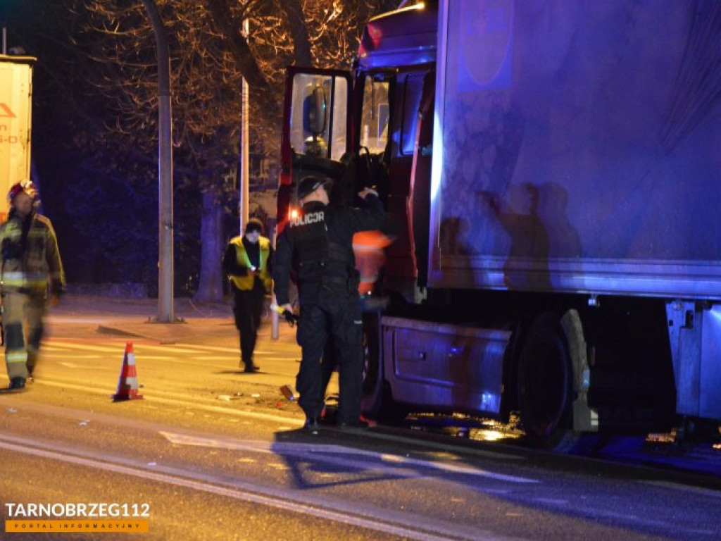 Zderzenie dwóch ciężarówek w Tarnobrzegu [zdjęcia]