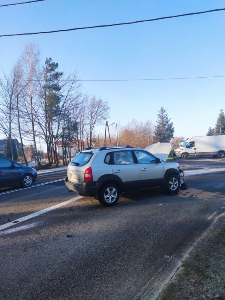Poranny wypadek w Staszowie. 35-latek trafił do szpitala [zdjęcia]