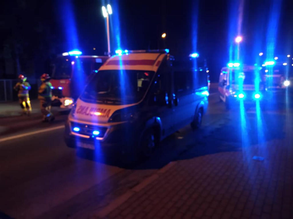 Nocny wypadek w Stalowej Woli, mężczyźni z połamaniami i potłuczeniami w szpitalu [zdjęcia]