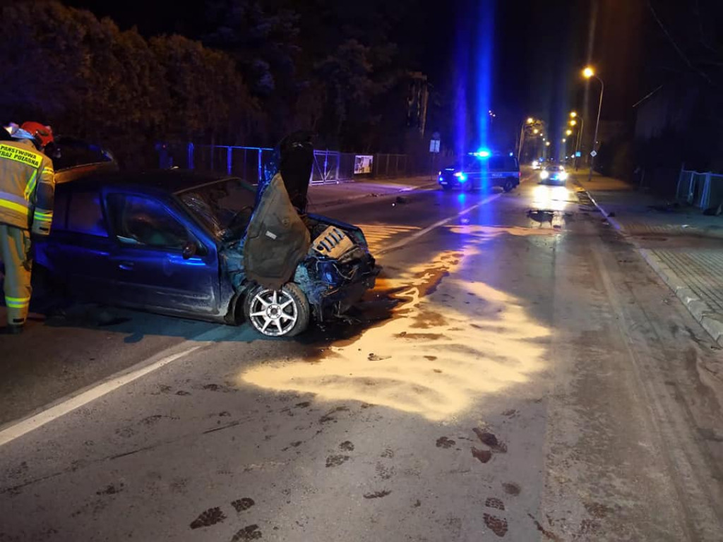 Nocny wypadek w Stalowej Woli, mężczyźni z połamaniami i potłuczeniami w szpitalu [zdjęcia]