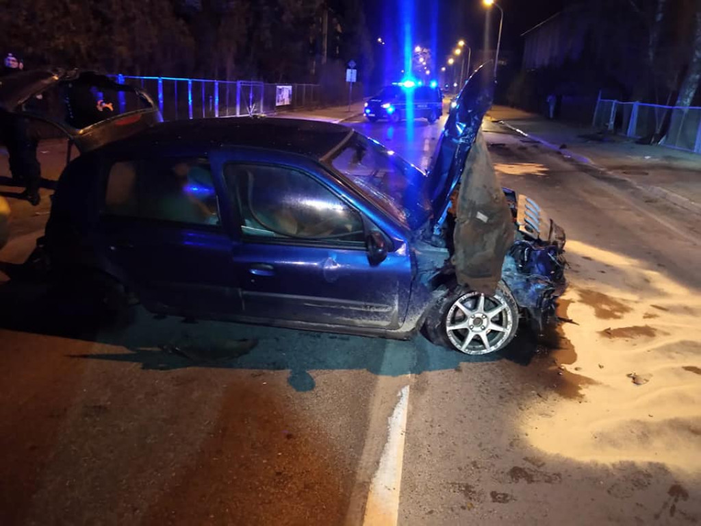 Nocny wypadek w Stalowej Woli, mężczyźni z połamaniami i potłuczeniami w szpitalu [zdjęcia]
