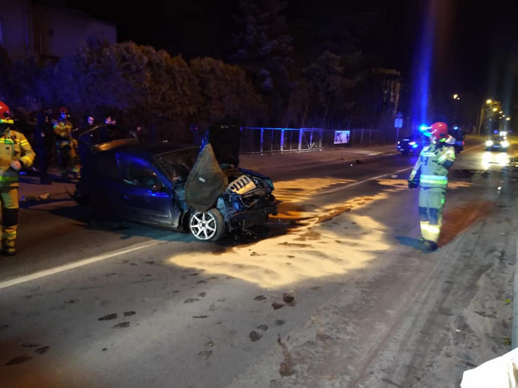 Nocny wypadek w Stalowej Woli, mężczyźni z połamaniami i potłuczeniami w szpitalu [zdjęcia]