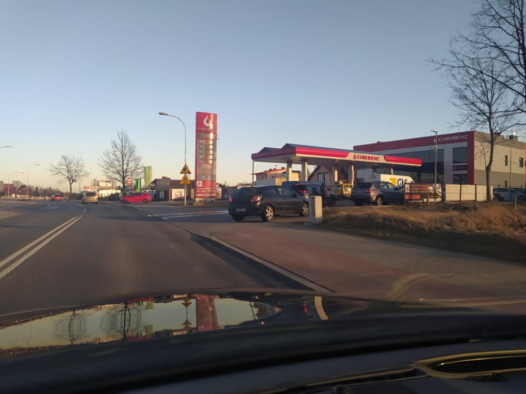 Tarnobrzeg. Kolejki przed stacjami paliw. Kierowcy robią zapasy [zdjęcia]