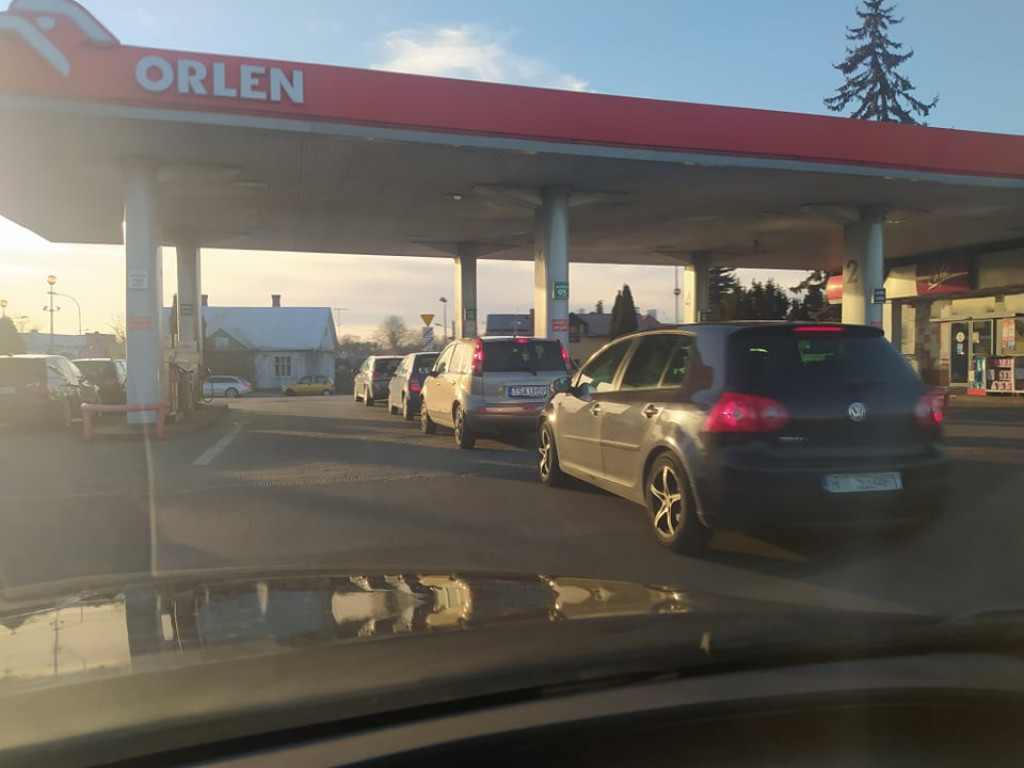 Tarnobrzeg. Kolejki przed stacjami paliw. Kierowcy robią zapasy [zdjęcia]