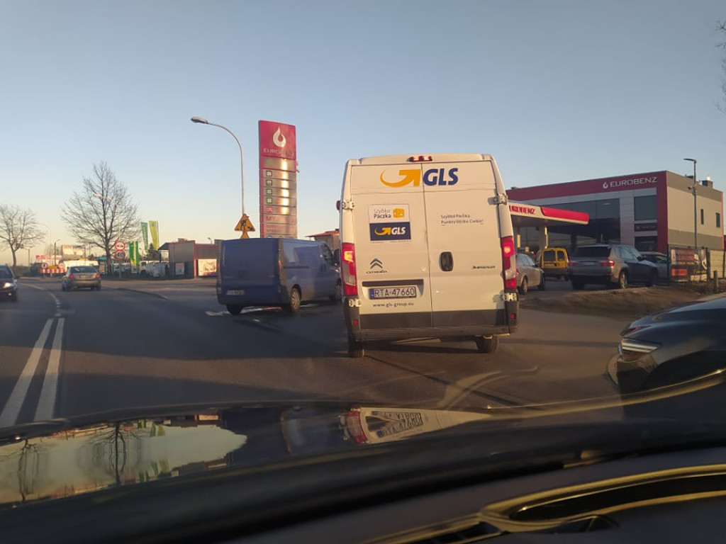 Tarnobrzeg. Kolejki przed stacjami paliw. Kierowcy robią zapasy [zdjęcia]