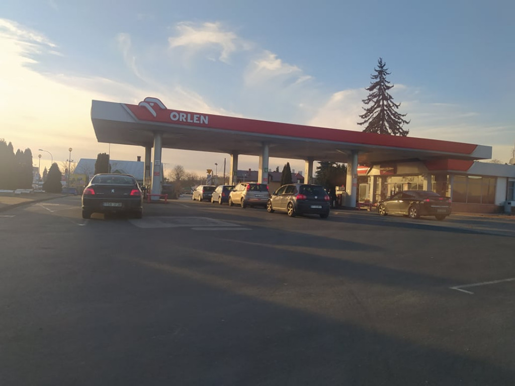 Tarnobrzeg. Kolejki przed stacjami paliw. Kierowcy robią zapasy [zdjęcia]