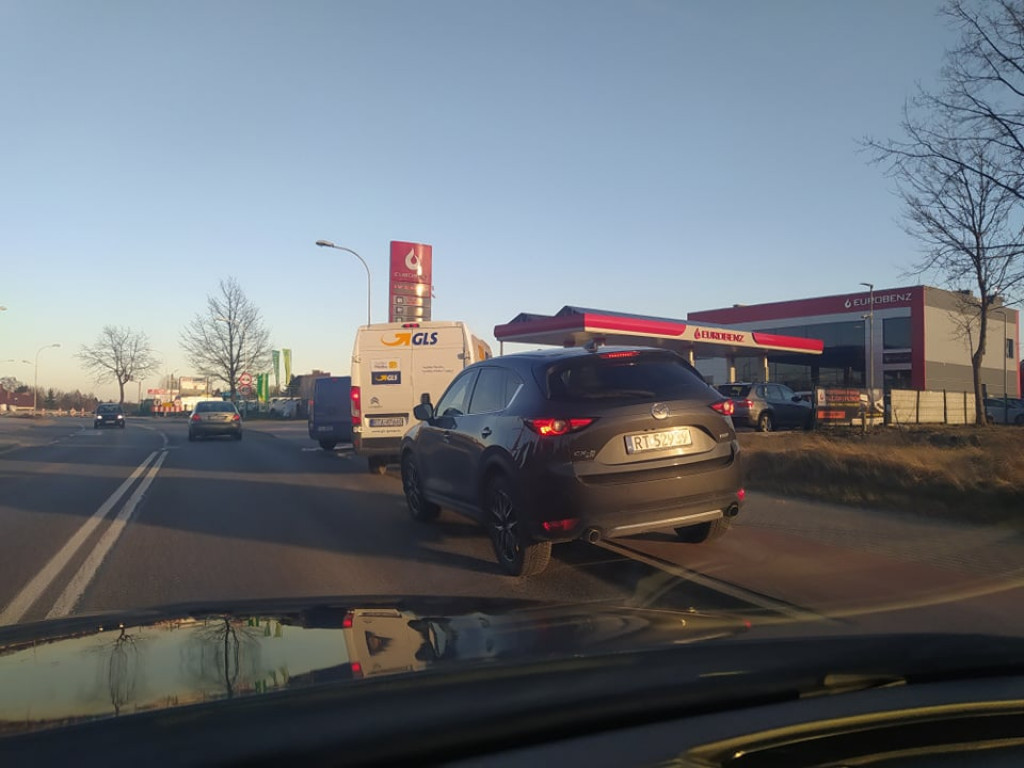 Tarnobrzeg. Kolejki przed stacjami paliw. Kierowcy robią zapasy [zdjęcia]
