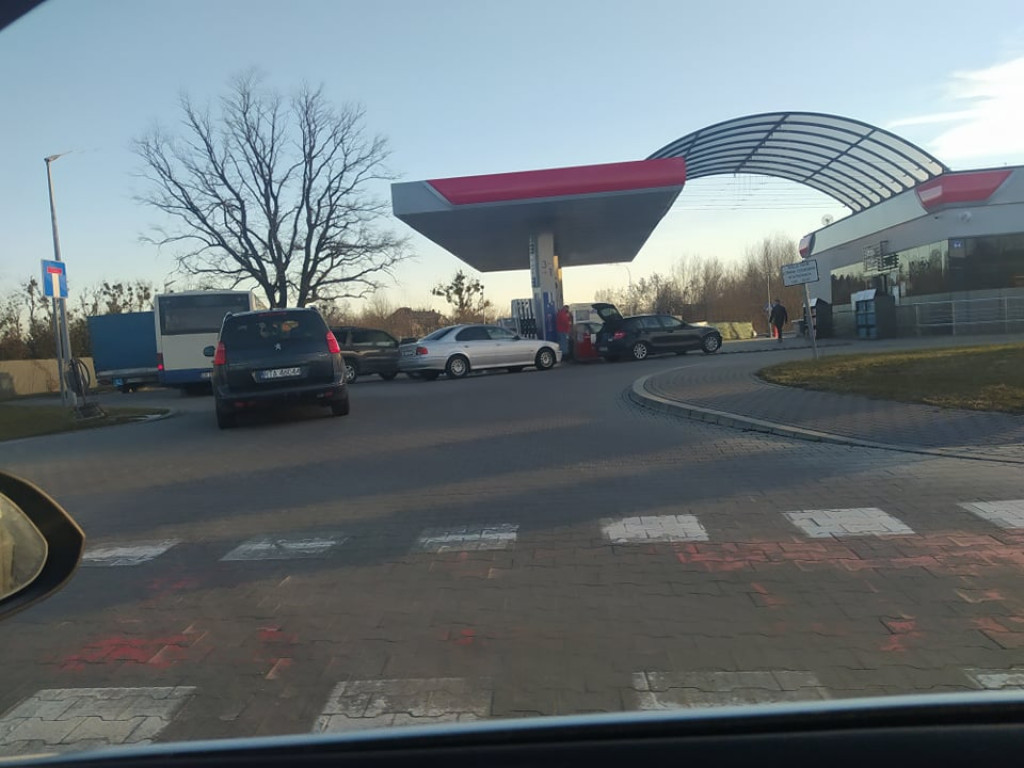 Tarnobrzeg. Kolejki przed stacjami paliw. Kierowcy robią zapasy [zdjęcia]