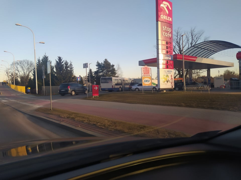 Tarnobrzeg. Kolejki przed stacjami paliw. Kierowcy robią zapasy [zdjęcia]