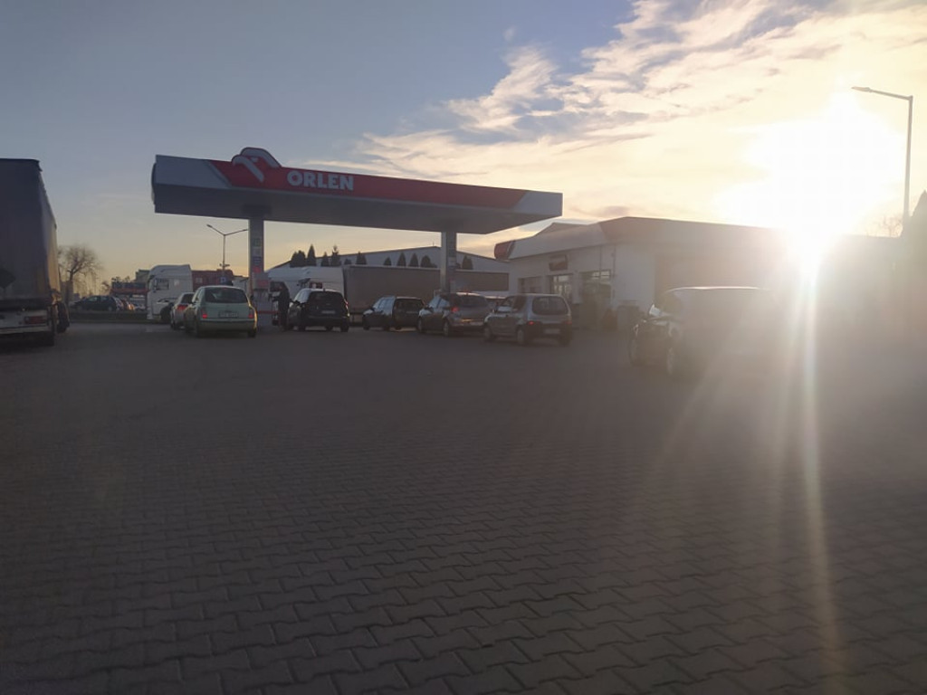 Tarnobrzeg. Kolejki przed stacjami paliw. Kierowcy robią zapasy [zdjęcia]