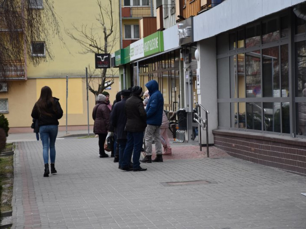 Olbrzymie kolejki przed bankami w Tarnobrzegu. Ludzie wypłacają gotówkę i likwidują lokaty! [zdjęcia]