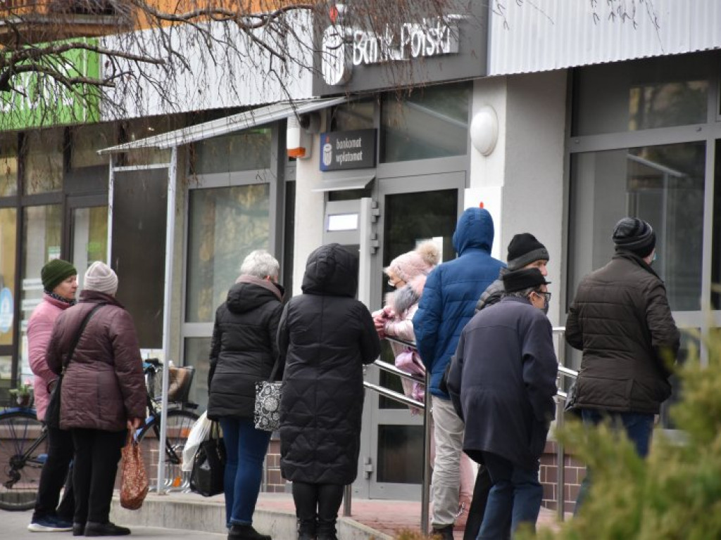 Olbrzymie kolejki przed bankami w Tarnobrzegu. Ludzie wypłacają gotówkę i likwidują lokaty! [zdjęcia]