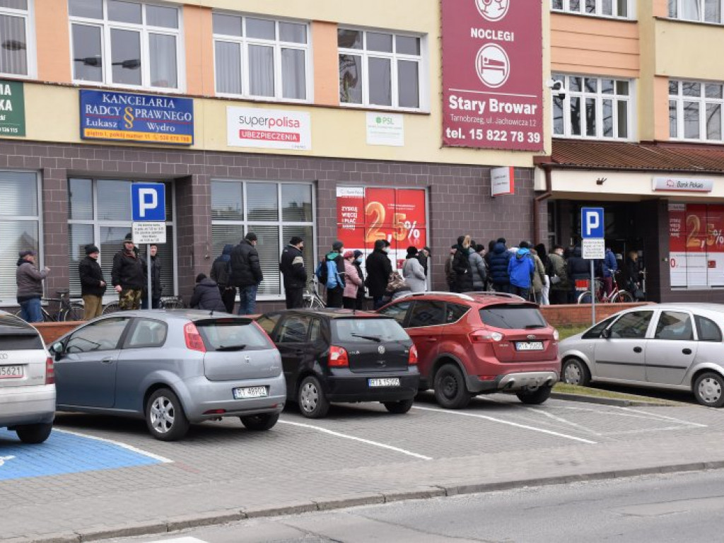 Olbrzymie kolejki przed bankami w Tarnobrzegu. Ludzie wypłacają gotówkę i likwidują lokaty! [zdjęcia]