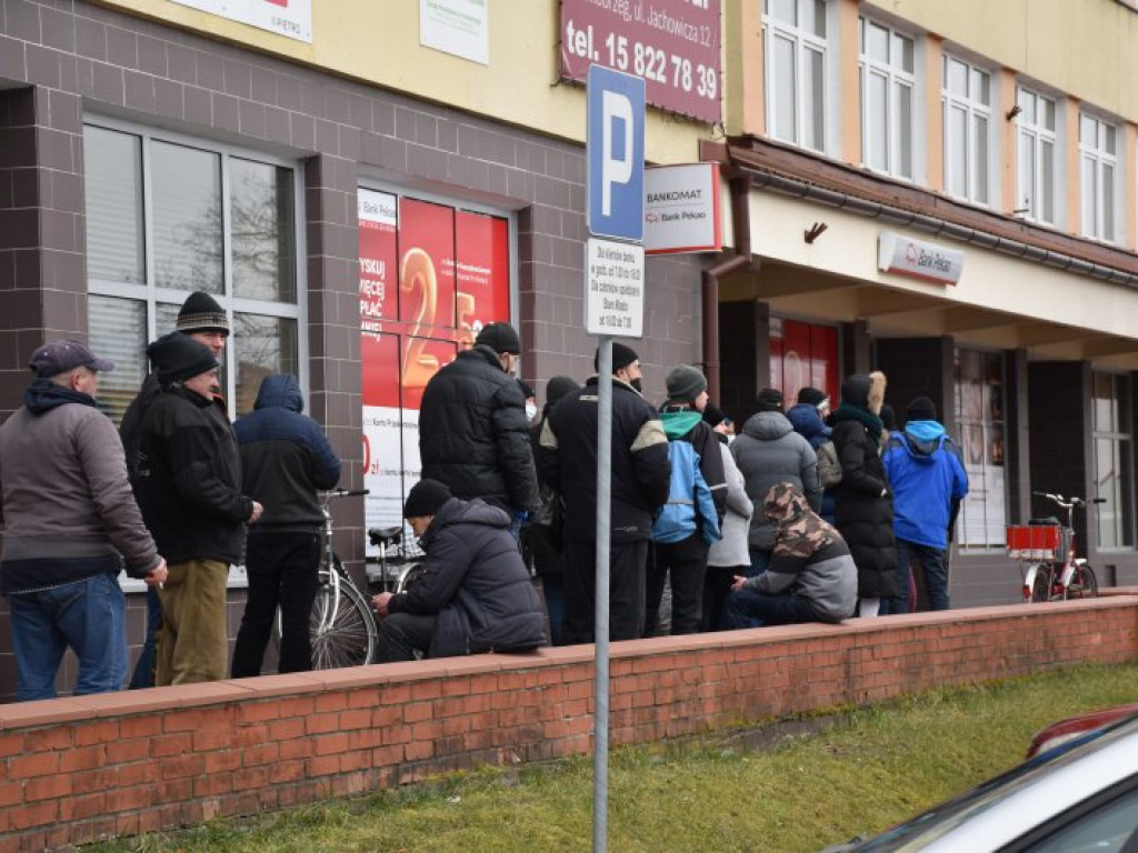 Olbrzymie kolejki przed bankami w Tarnobrzegu. Ludzie wypłacają gotówkę i likwidują lokaty! [zdjęcia]