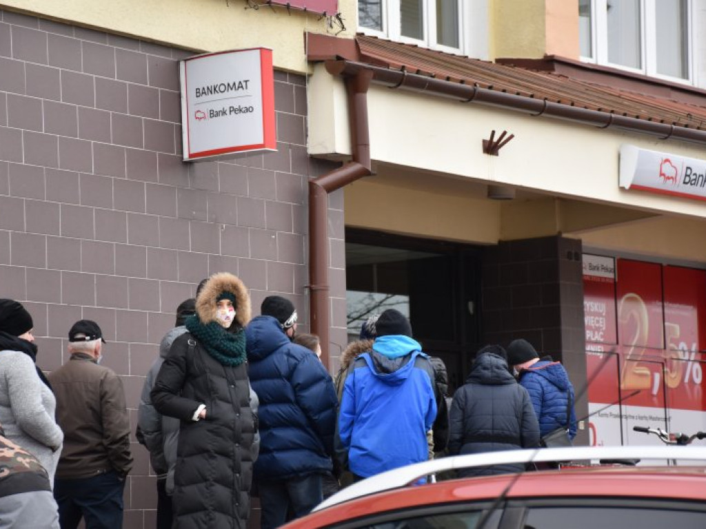 Olbrzymie kolejki przed bankami w Tarnobrzegu. Ludzie wypłacają gotówkę i likwidują lokaty! [zdjęcia]