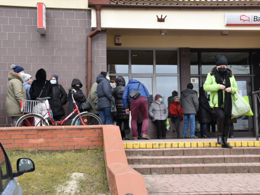 Olbrzymie kolejki przed bankami w Tarnobrzegu. Ludzie wypłacają gotówkę i likwidują lokaty! [zdjęcia]