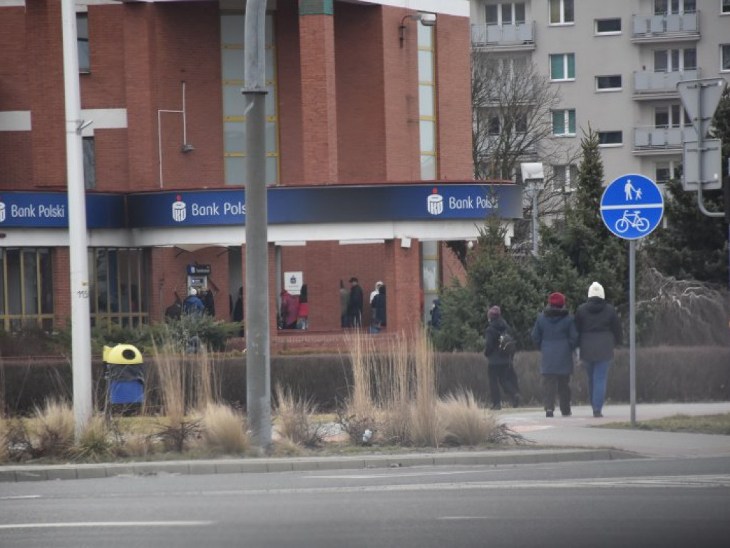 Olbrzymie kolejki przed bankami w Tarnobrzegu. Ludzie wypłacają gotówkę i likwidują lokaty! [zdjęcia]