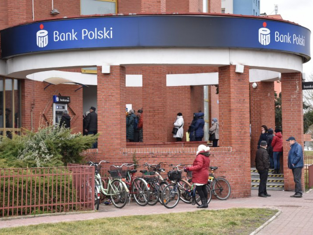 Olbrzymie kolejki przed bankami w Tarnobrzegu. Ludzie wypłacają gotówkę i likwidują lokaty! [zdjęcia]