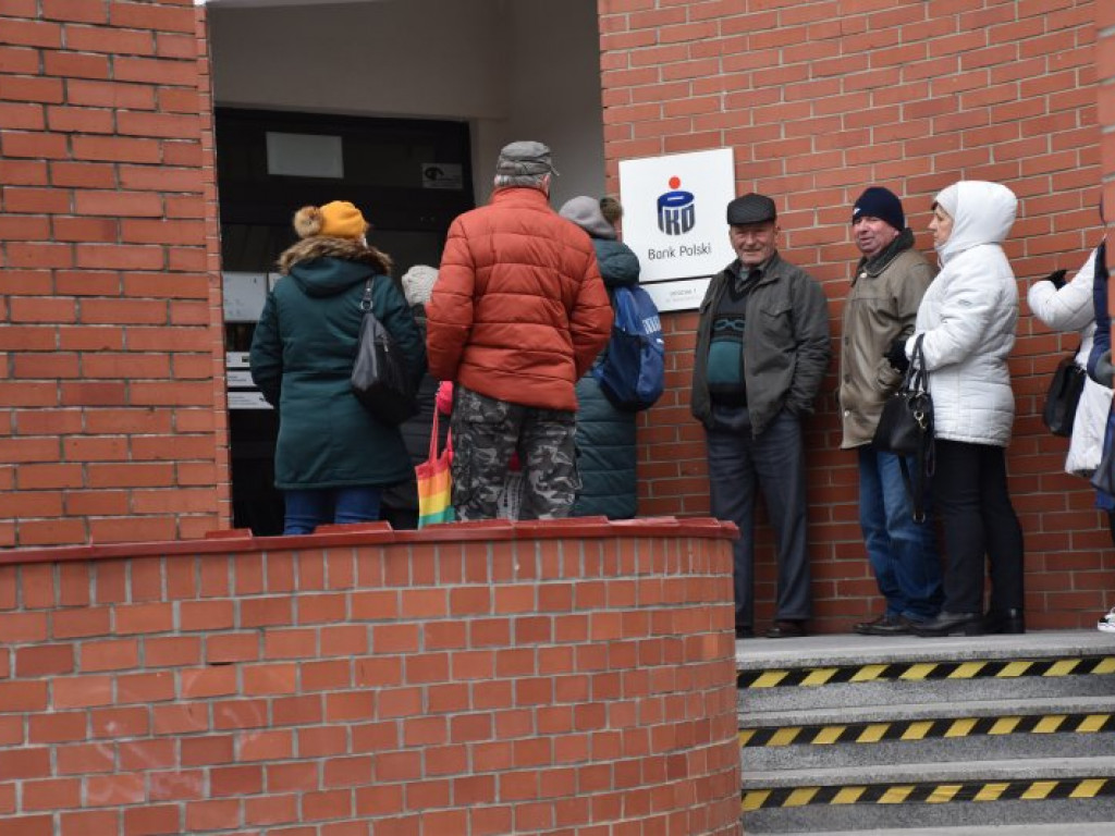 Olbrzymie kolejki przed bankami w Tarnobrzegu. Ludzie wypłacają gotówkę i likwidują lokaty! [zdjęcia]