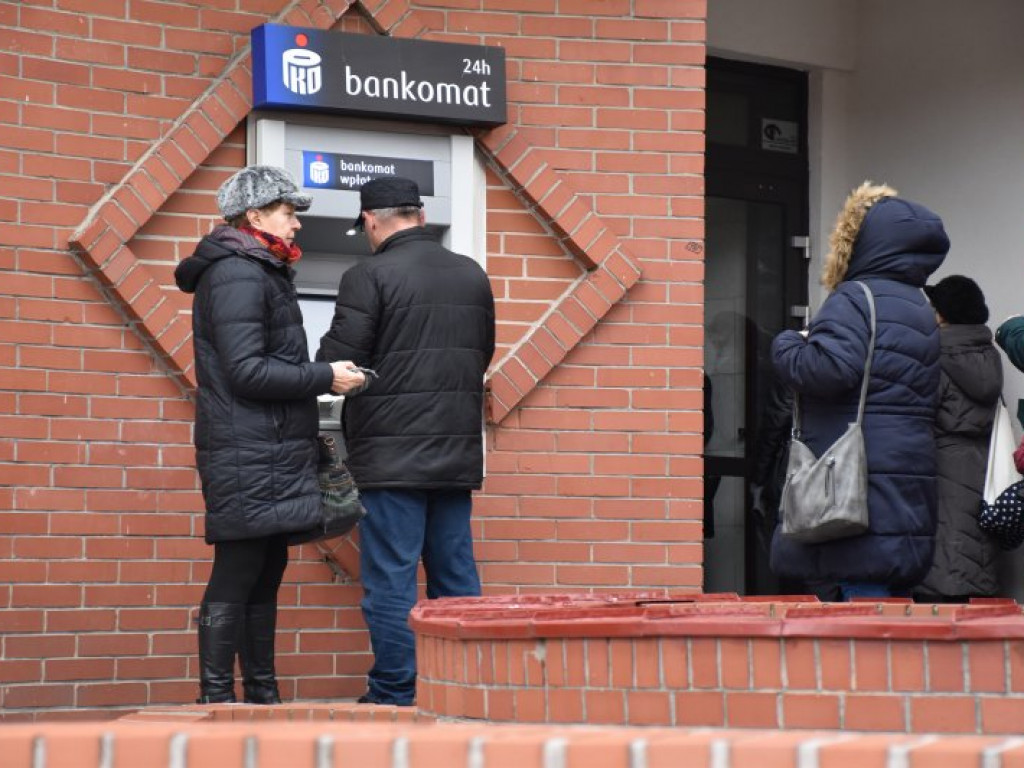Olbrzymie kolejki przed bankami w Tarnobrzegu. Ludzie wypłacają gotówkę i likwidują lokaty! [zdjęcia]