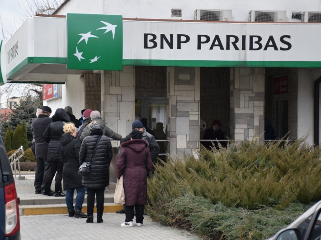 Olbrzymie kolejki przed bankami w Tarnobrzegu. Ludzie wypłacają gotówkę i likwidują lokaty! [zdjęcia]