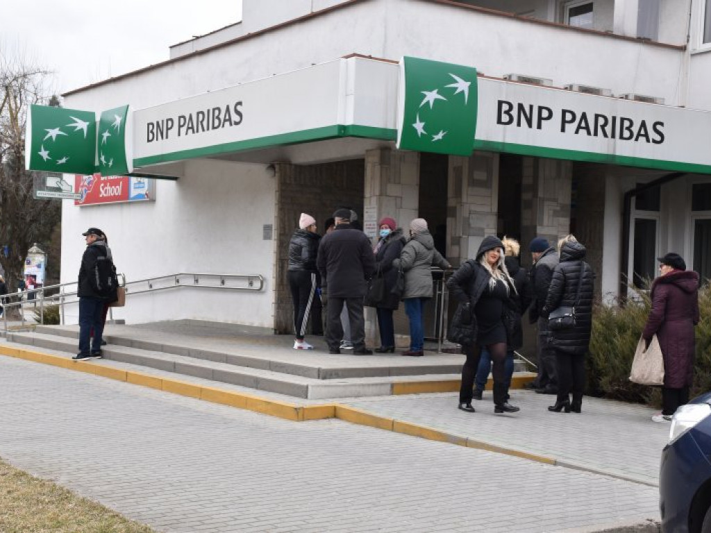 Olbrzymie kolejki przed bankami w Tarnobrzegu. Ludzie wypłacają gotówkę i likwidują lokaty! [zdjęcia]