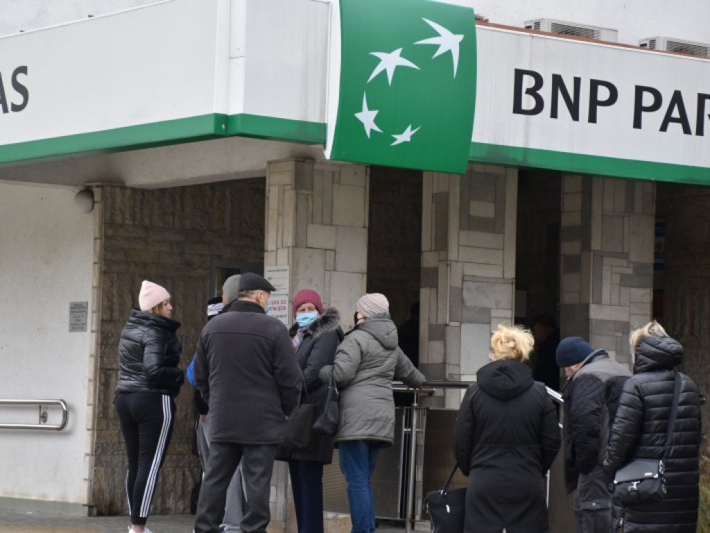 Olbrzymie kolejki przed bankami w Tarnobrzegu. Ludzie wypłacają gotówkę i likwidują lokaty! [zdjęcia]
