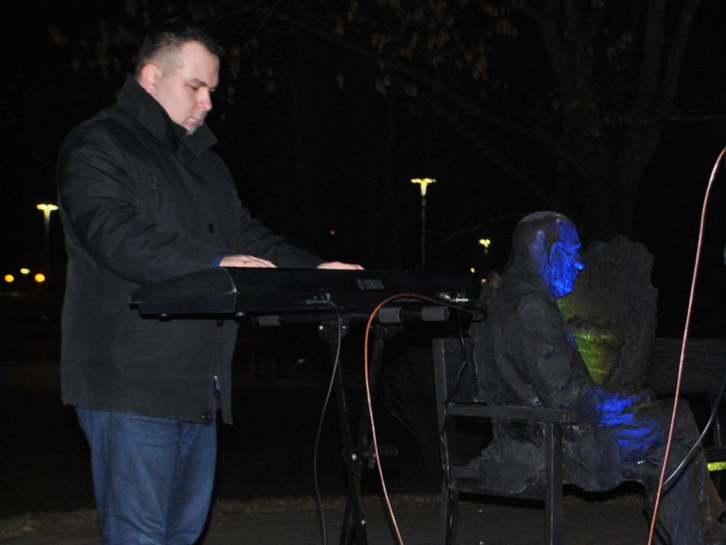 Staszów solidaryzuje się z Ukrainą. Wiec poparcia odbył się w Parku im. Adama Bienia [zdjęcia]