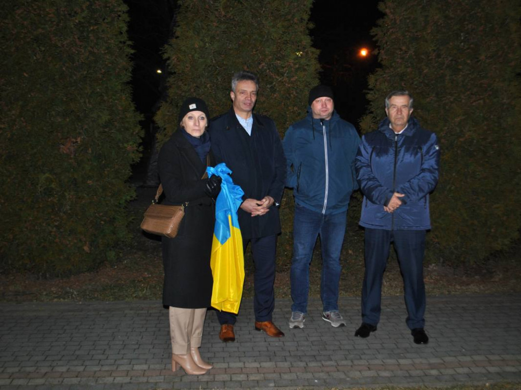 Staszów solidaryzuje się z Ukrainą. Wiec poparcia odbył się w Parku im. Adama Bienia [zdjęcia]