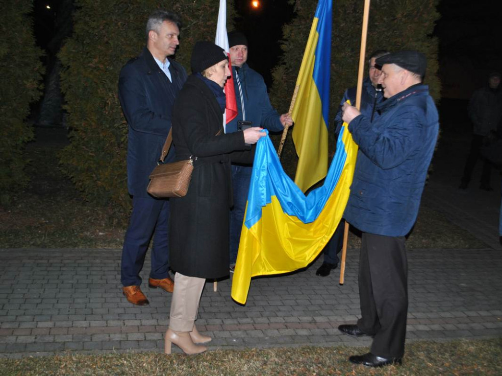 Staszów solidaryzuje się z Ukrainą. Wiec poparcia odbył się w Parku im. Adama Bienia [zdjęcia]