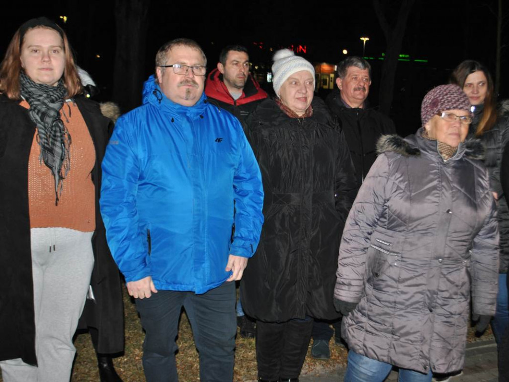 Staszów solidaryzuje się z Ukrainą. Wiec poparcia odbył się w Parku im. Adama Bienia [zdjęcia]