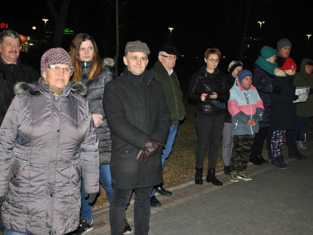 Staszów solidaryzuje się z Ukrainą. Wiec poparcia odbył się w Parku im. Adama Bienia [zdjęcia]