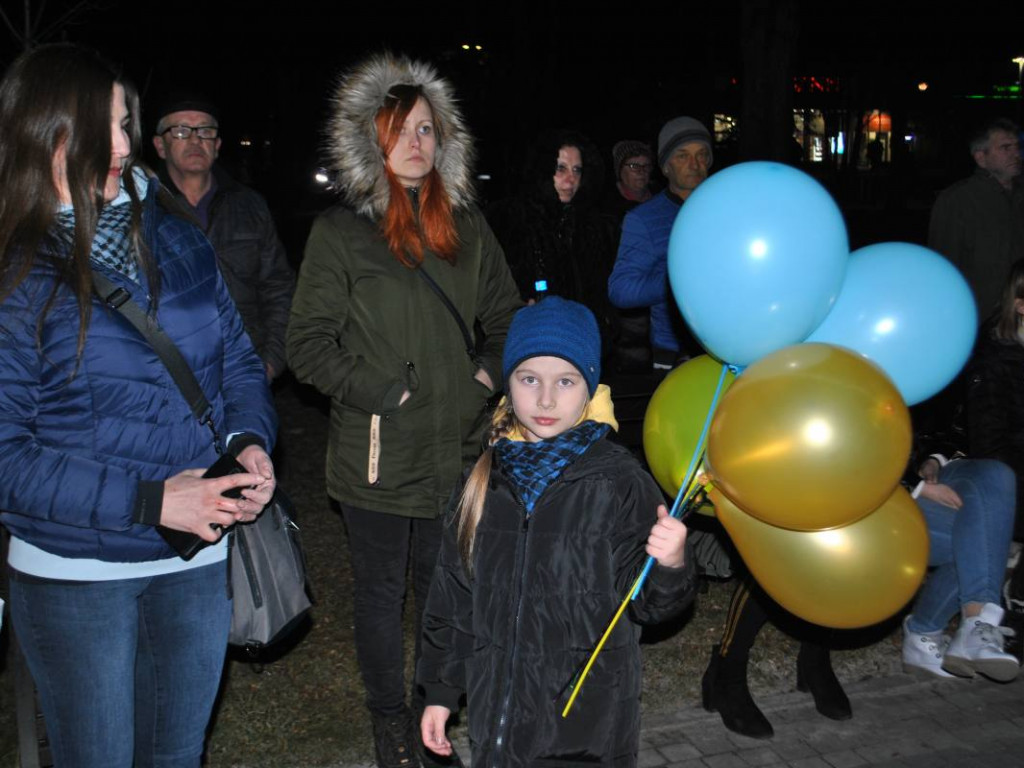 Staszów solidaryzuje się z Ukrainą. Wiec poparcia odbył się w Parku im. Adama Bienia [zdjęcia]