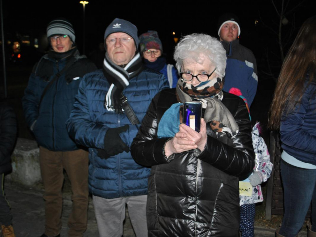 Staszów solidaryzuje się z Ukrainą. Wiec poparcia odbył się w Parku im. Adama Bienia [zdjęcia]