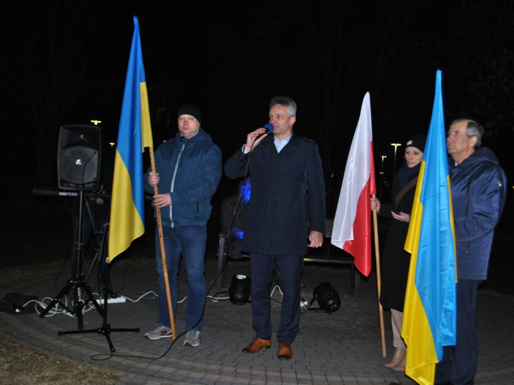 Staszów solidaryzuje się z Ukrainą. Wiec poparcia odbył się w Parku im. Adama Bienia [zdjęcia]