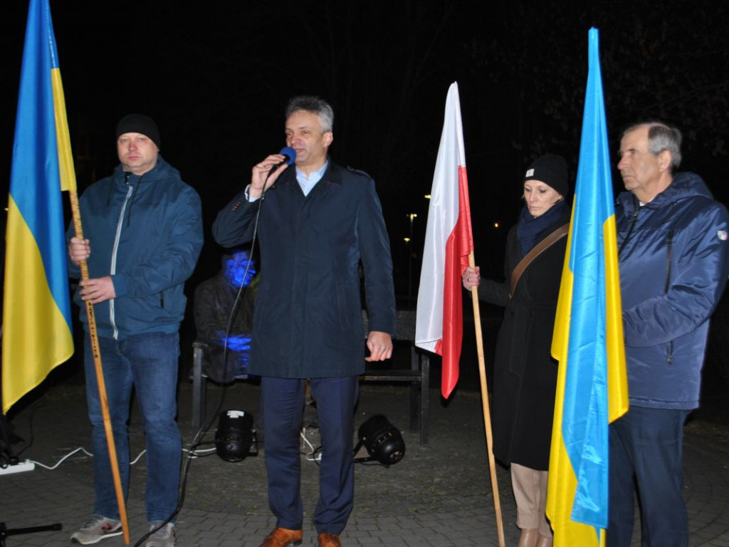 Staszów solidaryzuje się z Ukrainą. Wiec poparcia odbył się w Parku im. Adama Bienia [zdjęcia]