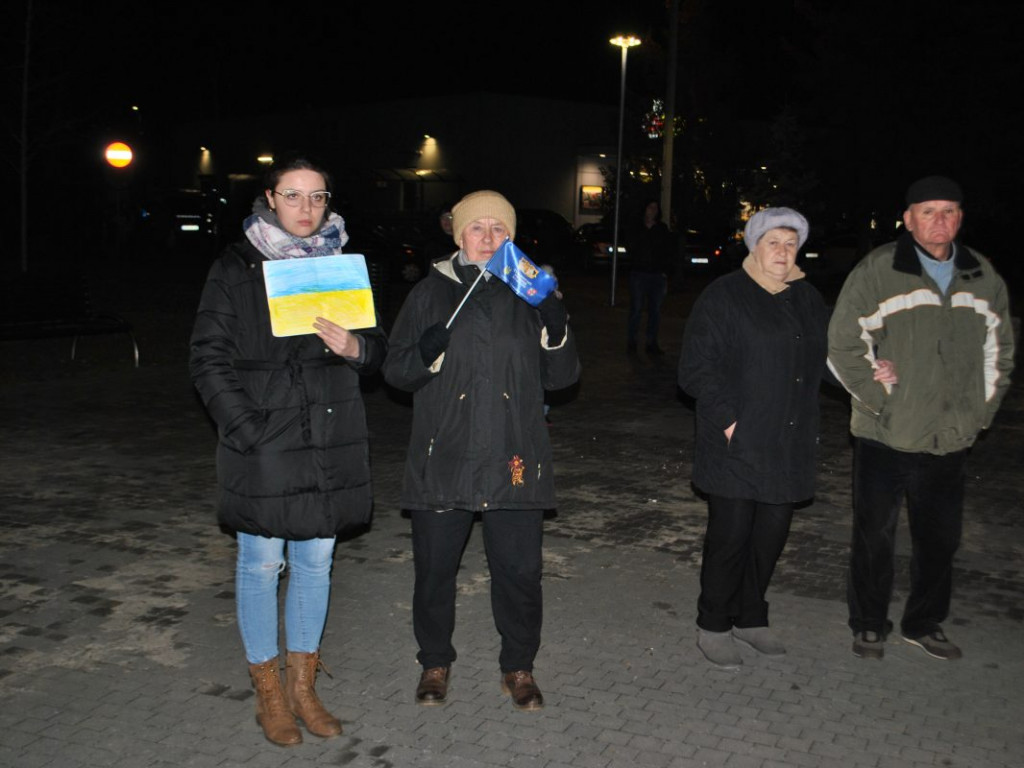 Staszów solidaryzuje się z Ukrainą. Wiec poparcia odbył się w Parku im. Adama Bienia [zdjęcia]