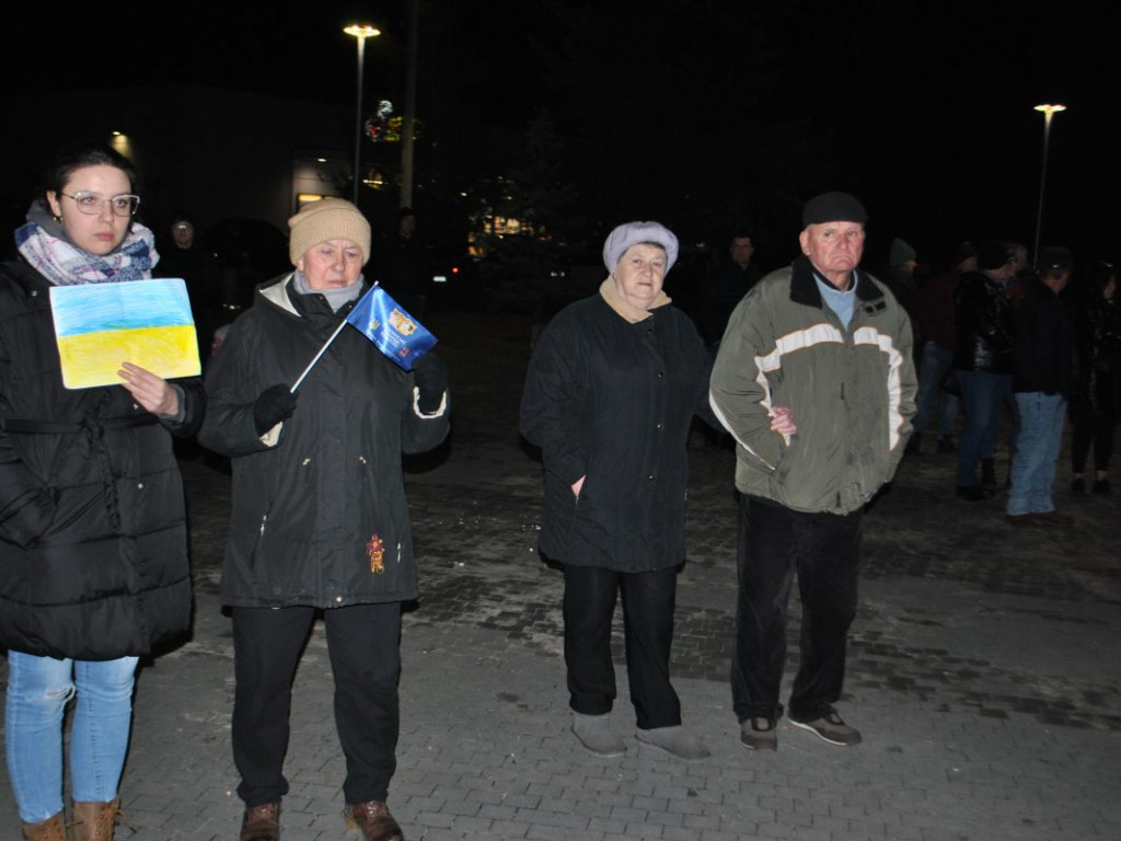 Staszów solidaryzuje się z Ukrainą. Wiec poparcia odbył się w Parku im. Adama Bienia [zdjęcia]